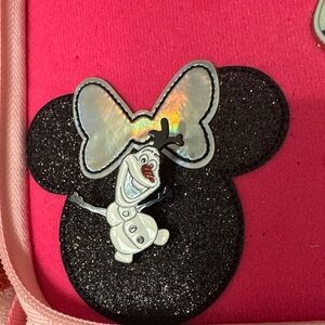 Disney Frozen Olaf Kids trading pin-white and black snowman